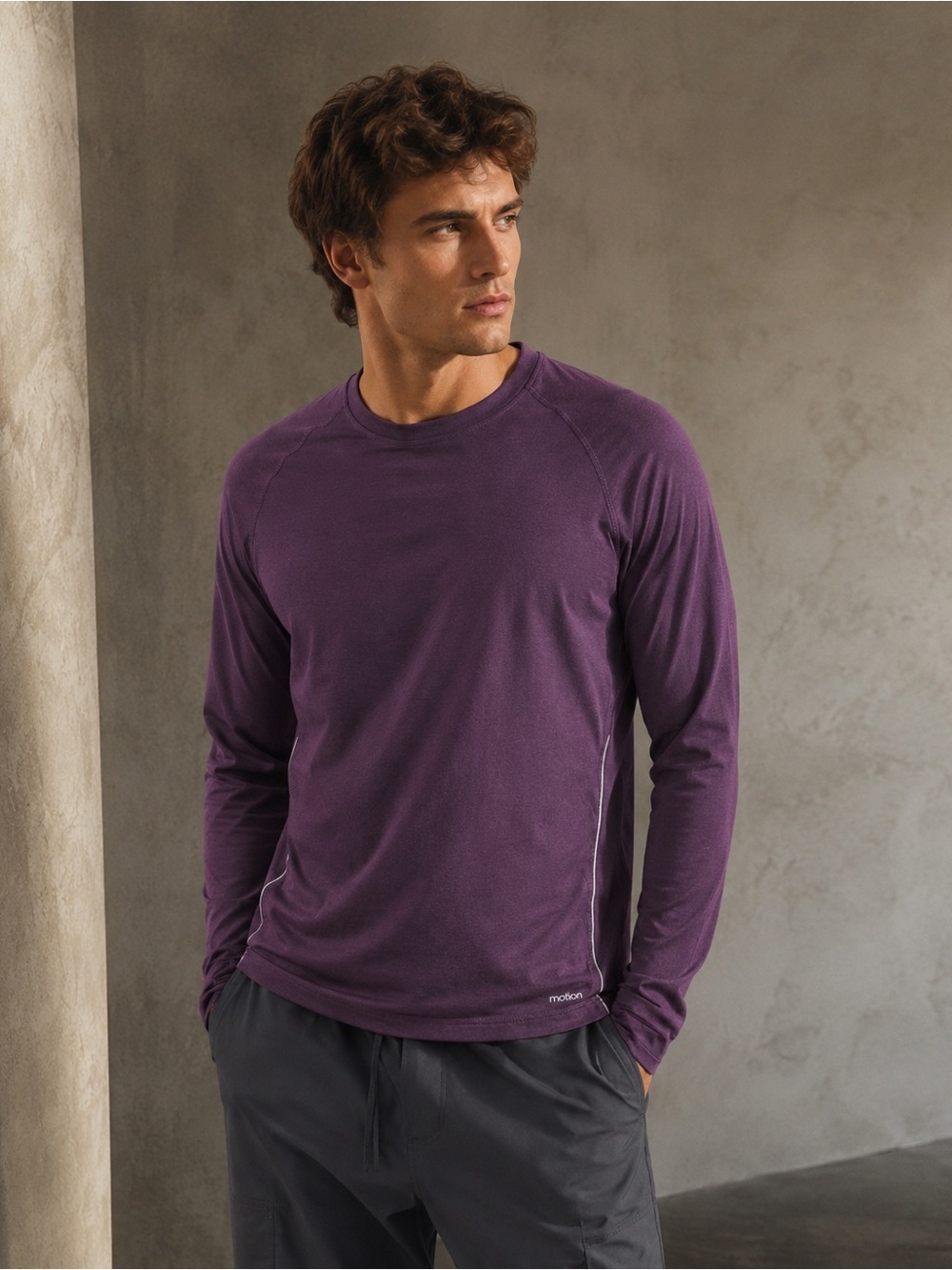 NWT Motion Men’s Midnight Plum Lights Out Crew Athletic Top Size Small